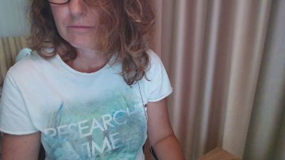 LauraOven live cam on Cam4