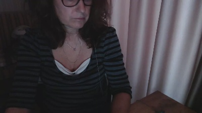 LauraOven live cam on Cam4