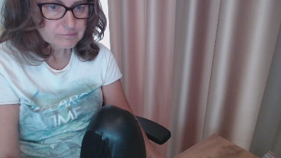 LauraOven live cam on Cam4