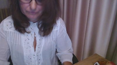 LauraOven live cam on Cam4