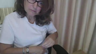 LauraOven live cam on Cam4