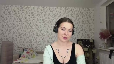 LauraRilling live cam on Cam4