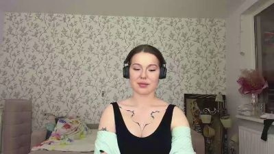 LauraRilling live cam on Cam4