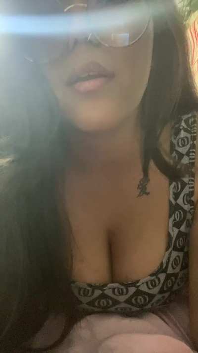 Laurabunny6 live cam on Cam4