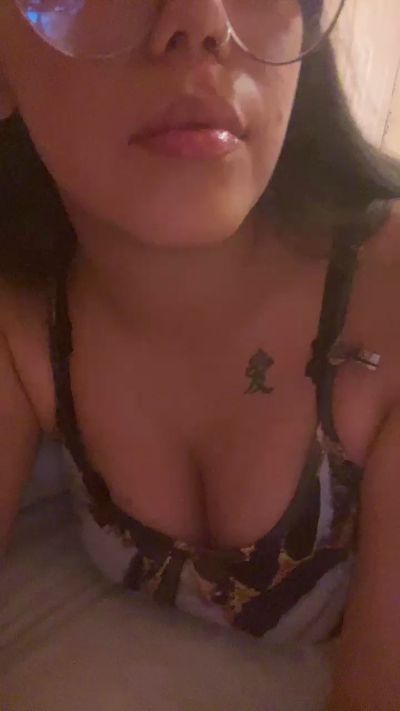 Laurabunny6 live cam on Cam4