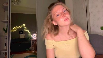 LauretteGoss live cam on Cam4