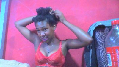 Laurinah live cam on Cam4