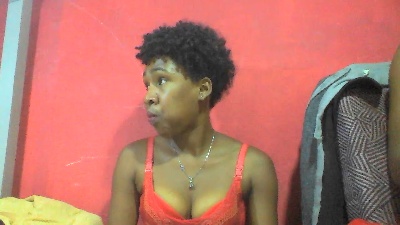 Laurinah live cam on Cam4