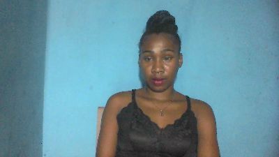 Laurinah live cam on Cam4