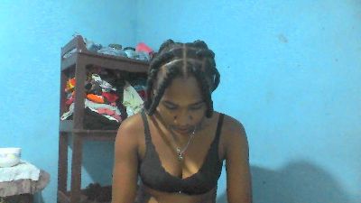 Laurinah live cam on Cam4