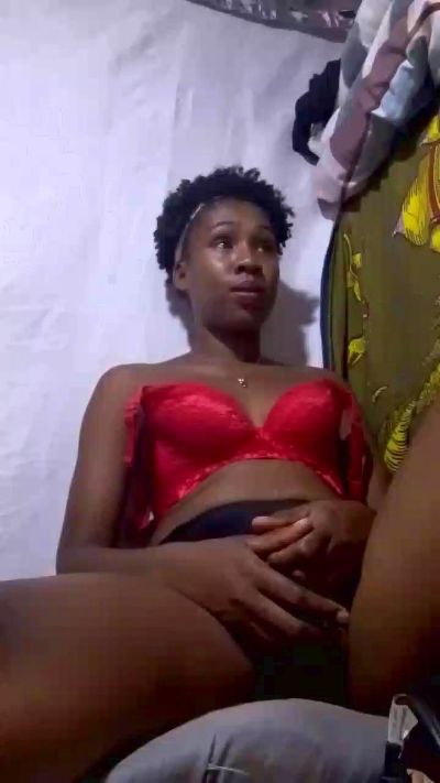 Laurinah live cam on Cam4