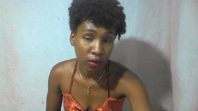 Laurinah live cam on Cam4
