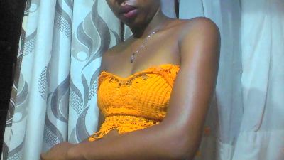 Laurinah live cam on Cam4