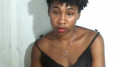Laurinah live cam on Cam4