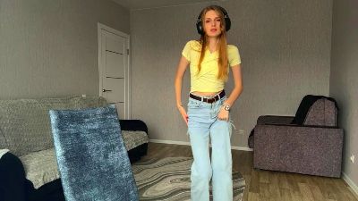 LaveniaEmswiler live cam on Cam4