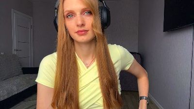 LaveniaEmswiler live cam on Cam4