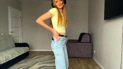 LaveniaEmswiler live cam on Cam4