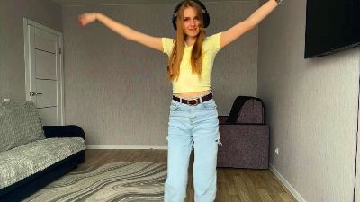 LaveniaEmswiler live cam on Cam4