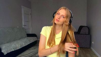LaveniaEmswiler live cam on Cam4