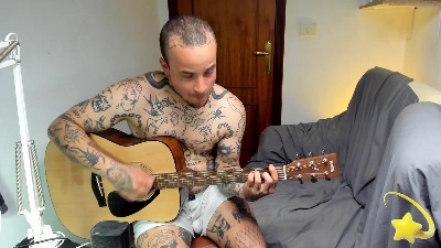 Layneinchains live cam on Cam4