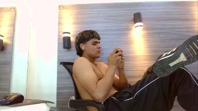 Lelehott01 live cam on Cam4