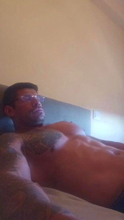 Leonsalvajexxx live cam on Cam4