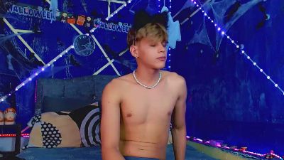 LiamScottt live cam on Cam4