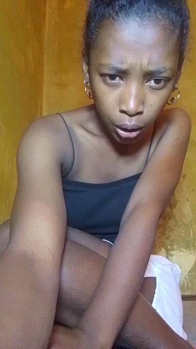 Liantsoa07 live cam on Cam4