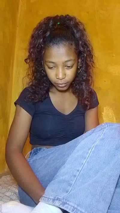 Liantsoa07 live cam on Cam4