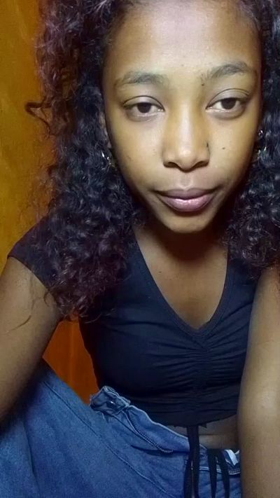 Liantsoa07 live cam on Cam4