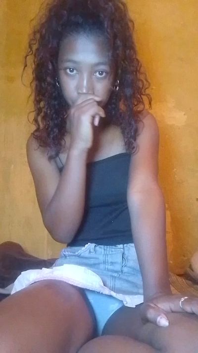 Liantsoa07 live cam on Cam4