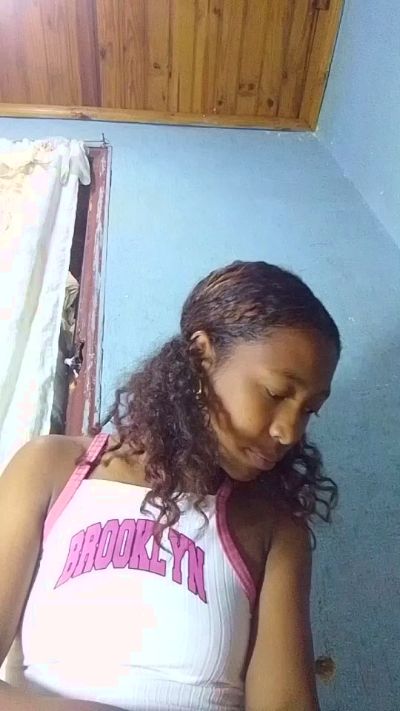 Liantsoa07 live cam on Cam4