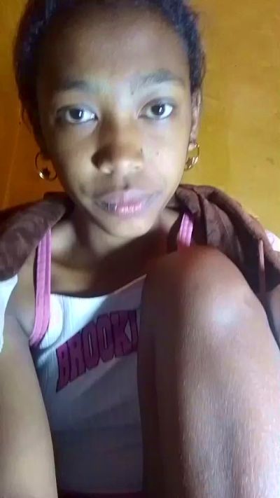 Liantsoa07 live cam on Cam4