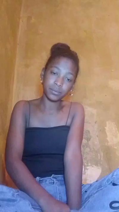Liantsoa07 live cam on Cam4