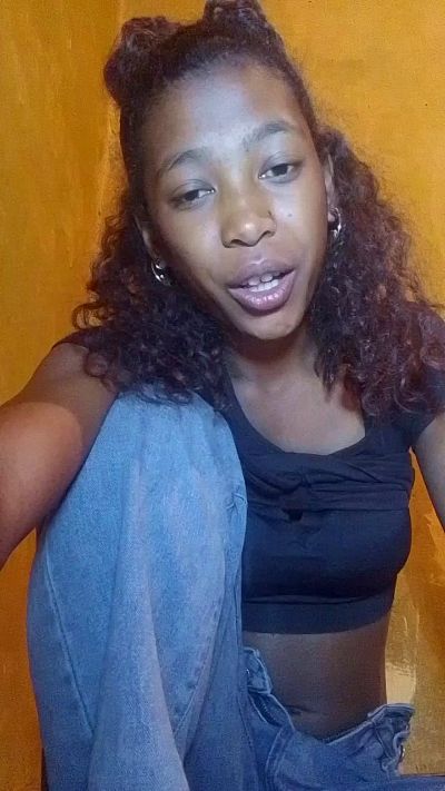 Liantsoa07 live cam on Cam4
