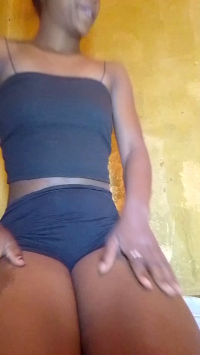 Liantsoa07 live cam on Cam4