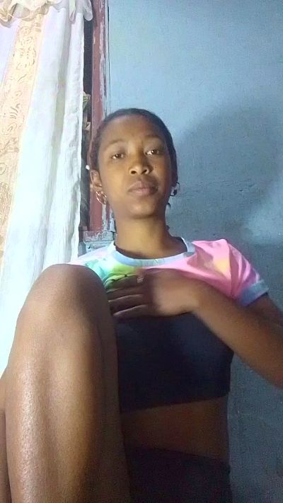 Liantsoa07 live cam on Cam4
