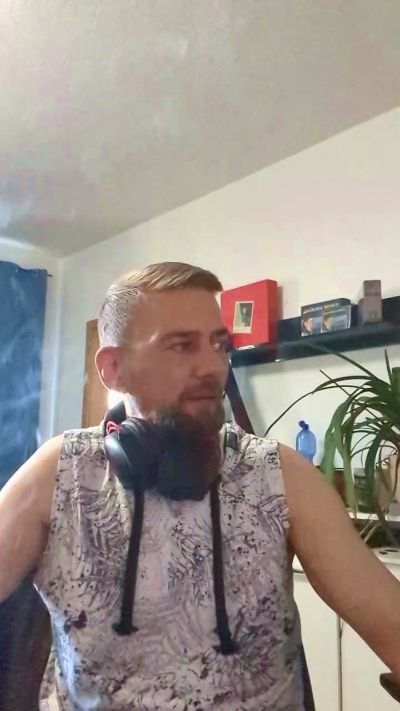 Lienlingsidiot live cam on Cam4