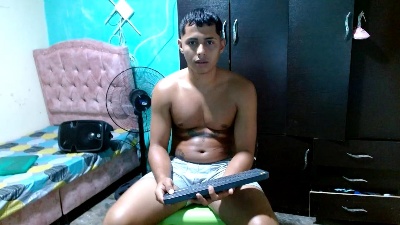 Lil_condor_bby1 live cam on Cam4