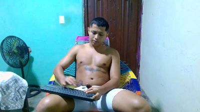 Lil_condor_bby1 live cam on Cam4