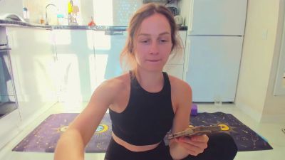 Lili_yoga live cam on Cam4