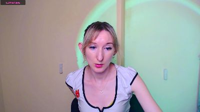 LillyBluee live cam on Cam4