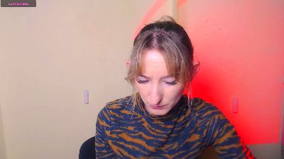 LillyBluee live cam on Cam4