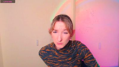 LillyBluee live cam on Cam4