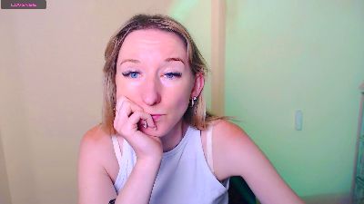LillyBluee live cam on Cam4