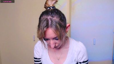 LillyBluee live cam on Cam4