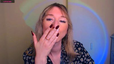 LillyBluee live cam on Cam4
