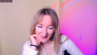 LillyBluee live cam on Cam4