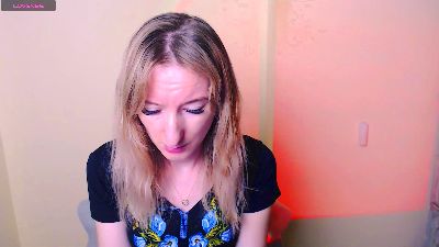 LillyBluee live cam on Cam4