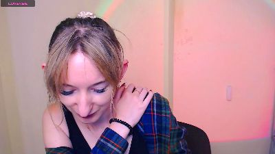 LillyBluee live cam on Cam4